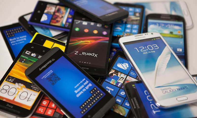 Tineri din Iași prinși la puțin timp după ce au furat 25 de telefoane mobile