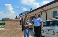 Portmoneu cu acte, carduri bancare și 5.000 de lei, găsit de polițiști în trenul Iași-Suceava