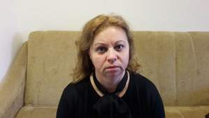 Văduva Mihaela Onuțu, infirmieră, și-a crescut copiii singură în ultimii 7 ani, fără să primească niciun leu despăgubire de la Apavital. O mână se spală pe alta în statul român