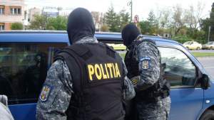 Percheziții la o grupare de spărgători de case și de mașini din Prahova: zece persoane au fost reținute
