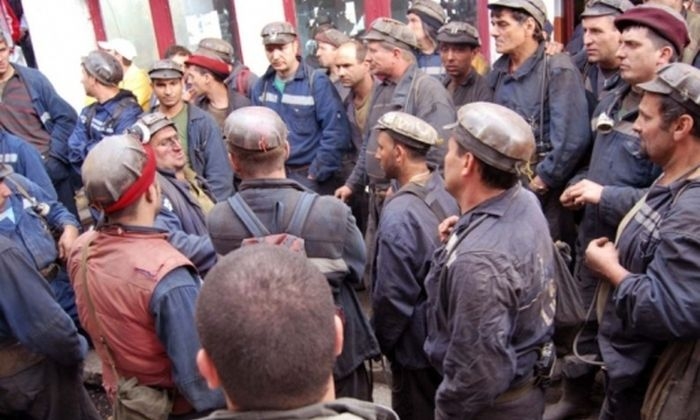 Protest al minerilor de la Crucea în fața Prefecturii Suceava