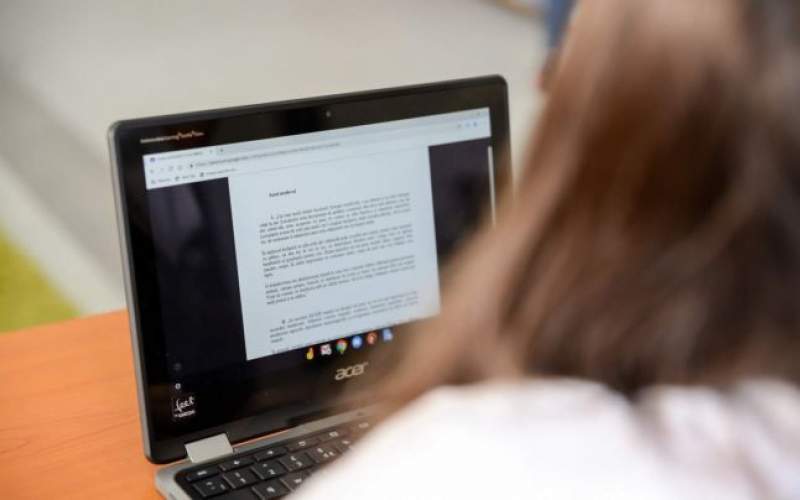 Studenți obligați să completeze o declarație de onestitate prin care promit că nu trișează la examenele online