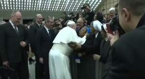 Papa Francisc a sărutat o călugăriță pe obraz, la Vatican: „Stai calmă, să nu muști!” (VIDEO)