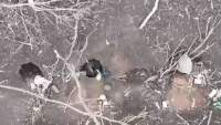 Soldații ruși încearcă să scape de frig cu gropi săpate în pământ. Ucrainenii îi „încălzesc” cu grenade aruncate din dronă (VIDEO)
