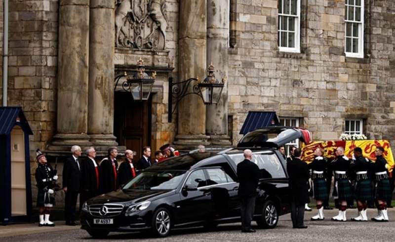 Reguli stricte de protocol la funeraliile reginei Elisabeta a II-a. Demnitarii nu pot veni la ceremonie cu avionul sau mașina