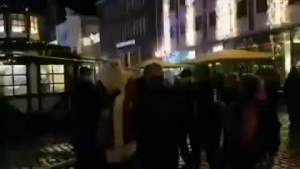 În Germania s-ar putea ca Moș Crăciun să nu mai vină: a fost reținut de polițiști pentru că nu purta mască de protecție! (VIDEO)