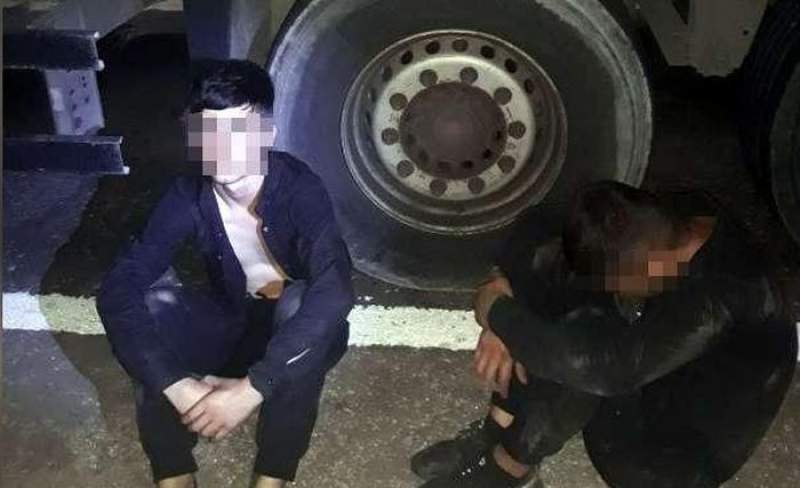 Doi irakieni ascunși pe osia unei semiremorci, depistați în Vama Giurgiu