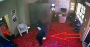 Doi bărbați cu cagule au jefuit o sală de păcănele din Chișineu-Criș