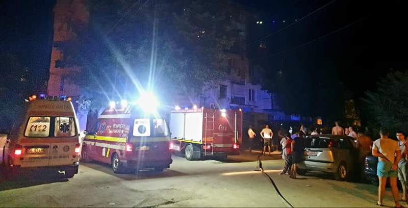 Incendiu violent într-un bloc din Galați, provocat de o lumânare lăsată aprinsă peste noapte
