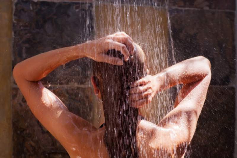 Un italian și-a obligat soția să nu se spele și să stea pe întuneric din cauza facturilor tot mai mari la energie