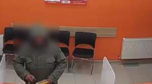 „Terorist alimentar”: un moldovean supărat a „atacat” cu slănină afumată un magazin şi sediul unui IFN din Chișinău (VIDEO)