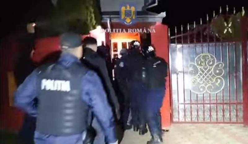 Zece percheziții domiciliare în Buhuși, în dosarul polițistei agresate în timpul unei intervenții la Onești (VIDEO)