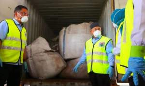 110 containere cu deșeuri toxice din România, descoperite într-un port din Malaezia