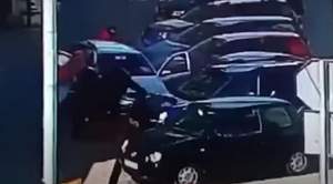 Moment șocant: trei pietoni, loviți pe trotuar de o șoferiță de 60 de ani care voia să iasă dintr-o parcare din Roman (VIDEO)