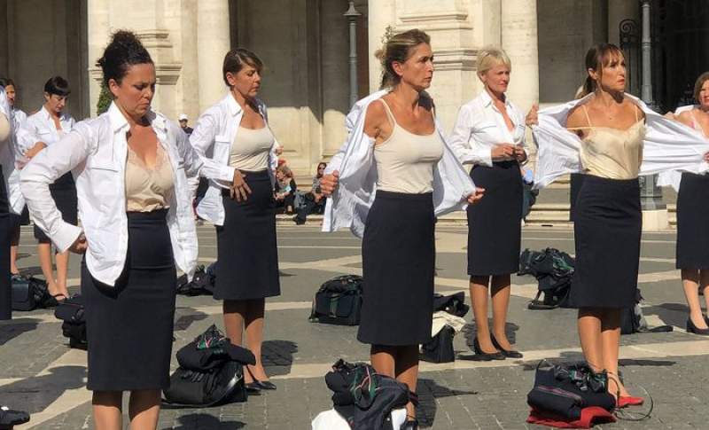 Protest inedit în Italia: foste stewardese de la Alitalia s-au dezbrăcat în centrul Romei (VIDEO)