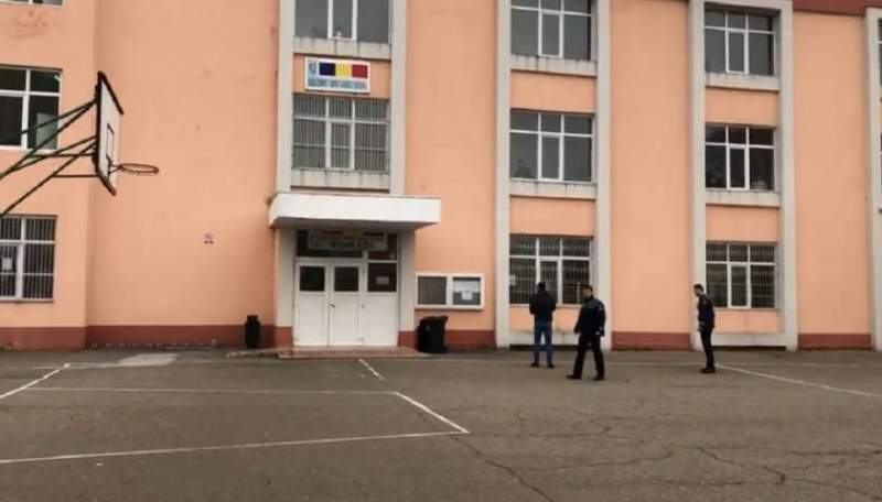 Un elev de 12 ani din Constanța s-a aruncat de la etajul doi al școlii în care învață