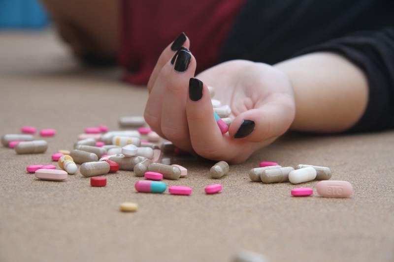 O adolescentă din Constanța a vrut să se sinucidă, înghiţind mai multe pastile, din cauza situaţiei şcolare