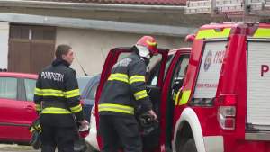 Intervenţie a pompierilor bihoreni pentru salvarea a doi copii, de un an şi doi ani, blocaţi într-o maşină