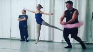 Te prăpădești de râs! Tătici de fete la școala de balet. Vezi povestea clipului (VIDEO)