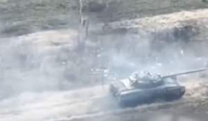 Imagini de război. Un tanc rusesc trage de la câțiva metri în doi soldați ucraineni. Ratează (VIDEO)