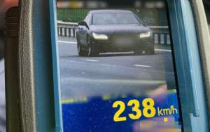 Șofer de 19 ani, prins de polițiști cu 238 km/h pe A3