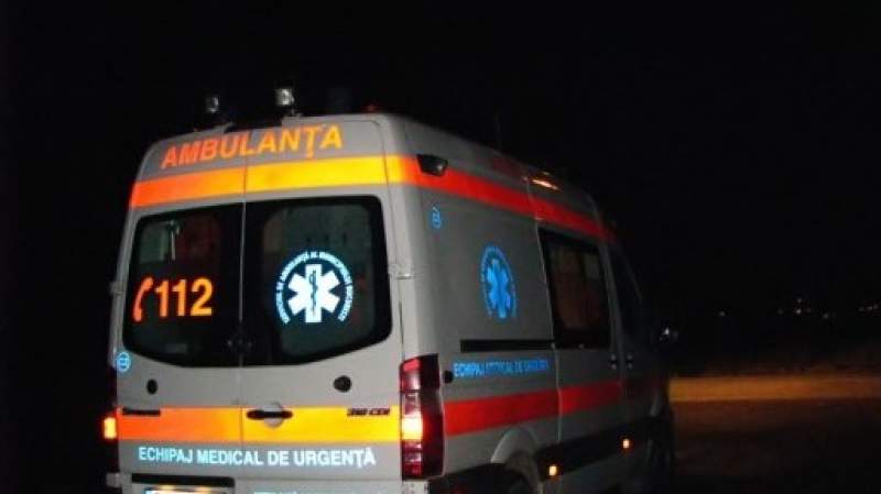 Un bărbat din Sălaj a atacat cu pumnii și picioarele o ambulanță într-o intersecție, spărgându-i oglinda retrovizoare și parbrizul