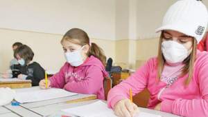 Elevii sunt obligați să poarte mască la școală și la examene