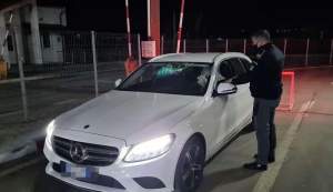 Mercedes de 40.000 de euro, oprit la Sculeni: moldoveanul care-l  conducea, cercetat pentru abuz de încredere