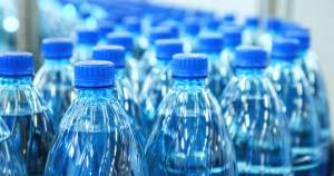 350.000 de litri de apă și răcoritoare, retrase de la vânzare: nereguli constatate de Protecția Consumatorului