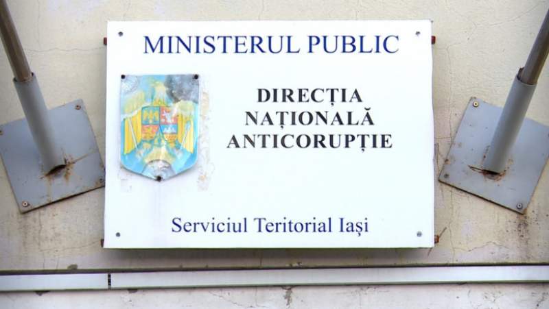 Inspector antifraudă reținut de procurorii DNA Iași pentru luare de mită
