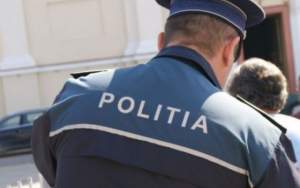 Zaibărul, bată-l vina! Un craiovean beat a ajuns la Poliție, după ce a confundat ușa apartamentului în care locuiește