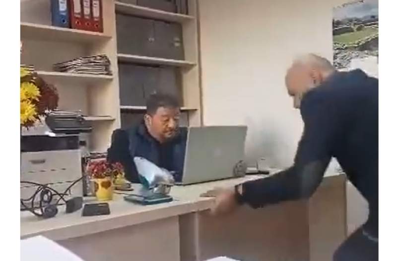 Scandal în Primăria Simeria. Edilul și-a ieșit din minți când un funcționar a refuzat să-i respecte ordinele (VIDEO)