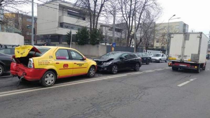 7 dintr-o lovitură! Un taximetrist a făcut prăpăd pe Calea Floreasca