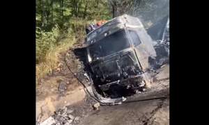 Un șofer a murit carbonizat după ce TIR-ul pe care-l conducea s-a răsturnat și a luat foc (VIDEO)
