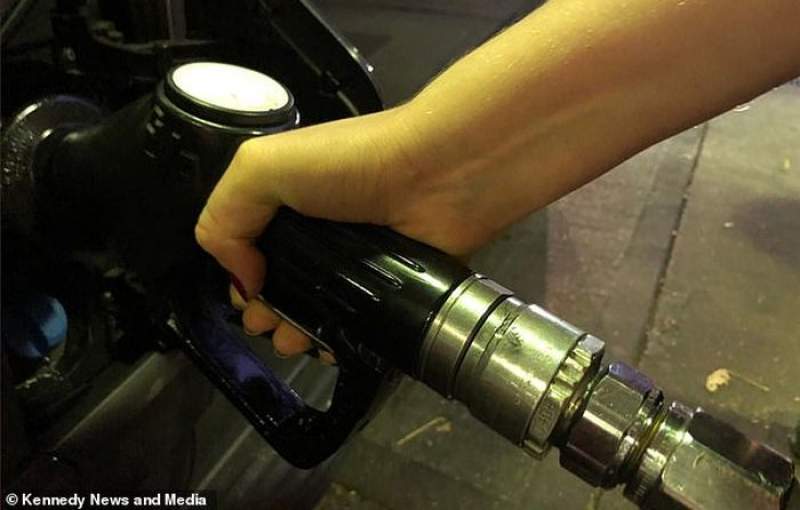 Așa ceva nu s-a mai auzit: o șoferiță susține că pompele de benzină sunt... „sexiste”!