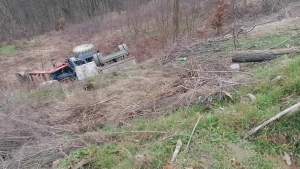 Tragedie în Gorj: copil de un an, mort după ce tractorul în care se afla s-a răsturnat