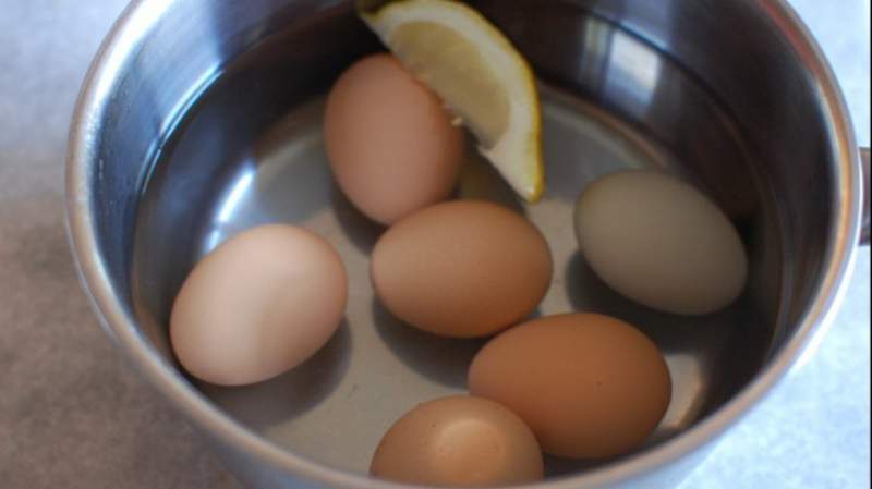 Pune o lămâie în apa în care fierbi ouăle! Vezi de ce e bine să faci asta