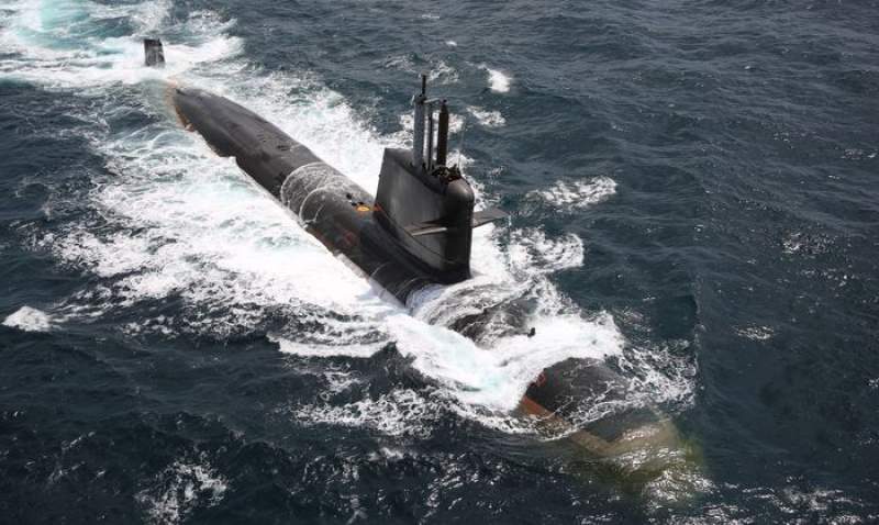 România va cumpăra submarine și elicoptere franceze