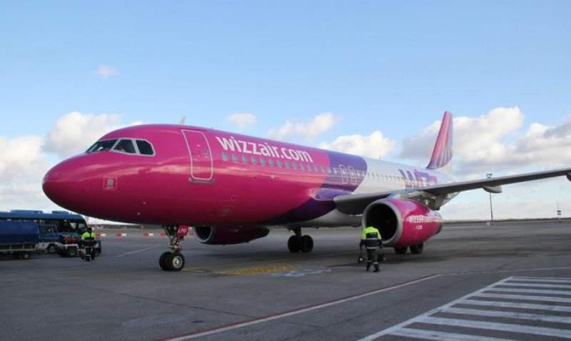 Un avion WIZZ AIR care decolase de la Iaşi spre Billund a revenit pe aeroport, după ce a lovit o pasăre în timpul decolării