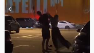 O lume nebună! O tânără și-a făcut cruce, apoi și-a luat la bătaie iubitul în fața unui club din Mamaia (VIDEO)