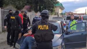 Cei trei bărbați care au agresat un activist din Buzău sub ochii polițiștilor au fost reținuți (VIDEO)