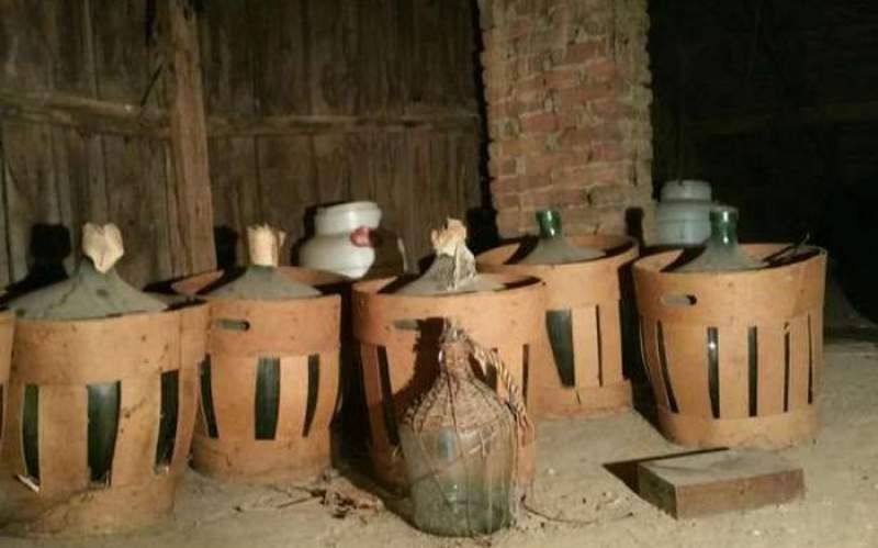 Reținut după ce a furat țuica și mâncarea de câini din casa unei femei din Ciurea