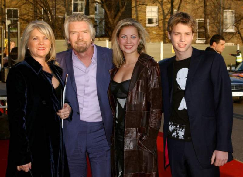 Incredibil! Fotografie de familie a miliardarului Richard Branson furată din Anglia, descoperită în urma unor percheziții făcute în Vaslui