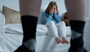 Fetiță de 11 ani din Botoșani, abuzată sexual de propriul bunic, cu știința părinților. O punea să doarmă dezbrăcată cu el