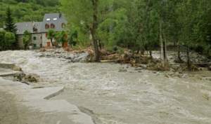 Gospodării inundate și drumuri blocate de viiturile produse în Neamț