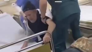 Verificări la spitalul din Bârlad după apariția unor imagini cu un pacient în vârstă trântit pe jos și umilit de angajați ai instituției (VIDEO)