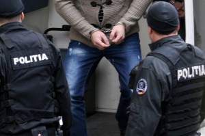 Patru hoți reținuți după ce au furat țigări, băuturi și bani din mai multe societăți din București și Ilfov