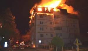 Incendiu devastator la mansarda unui bloc din Gura Humorului: 5 persoane au ajuns la spital
