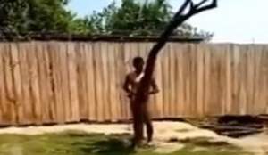 Mai rău ca animalele! Tânăr bolnav psihic, complet dezbrăcat și fără apă, legat cu lanțul de un copac, pe o vreme toridă (VIDEO)