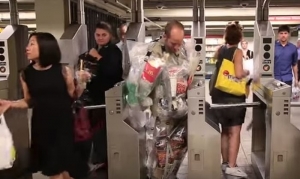 Cât gunoi producem într-o singură lună! Urmăriți clipul de mai jos și sigur veți rămâne pe gânduri (VIDEO)